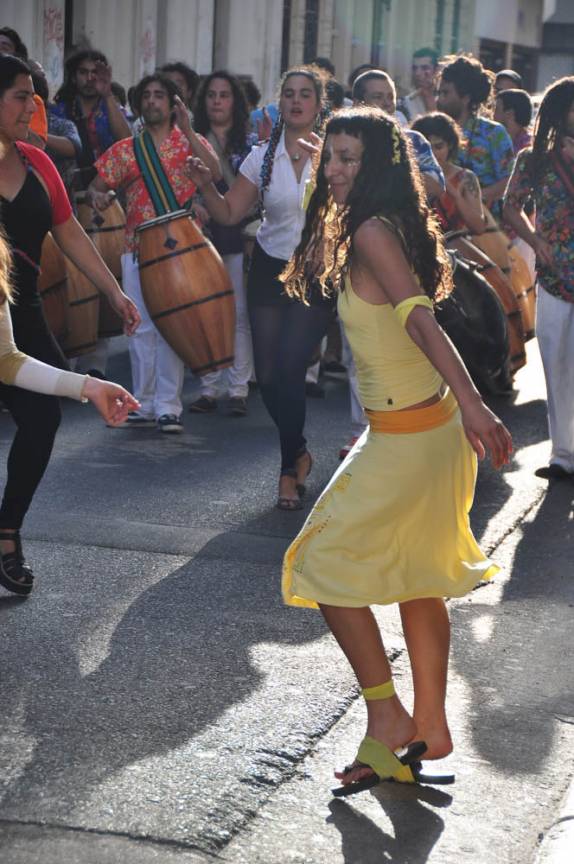 Carnaval fora de época nas estreitas ruas de San Telmo, em Buenos Aires, na Argentina